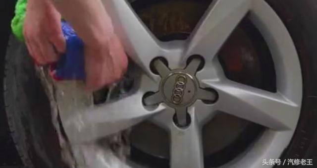 轮毂脏了洗不掉，喷点洁厕灵真的就能搞定吗？有没有那么神奇