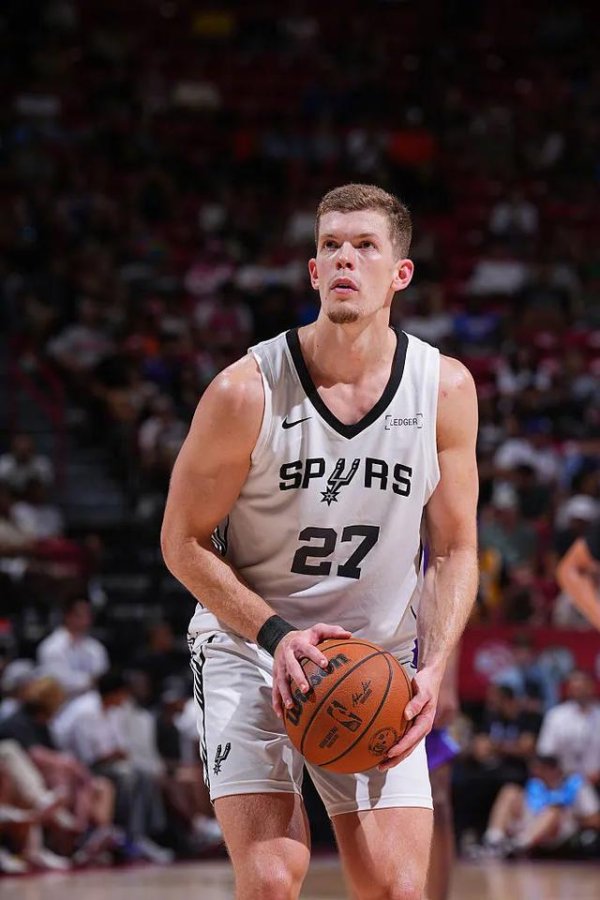 Bước vào NBA ở tuổi 24, và đón